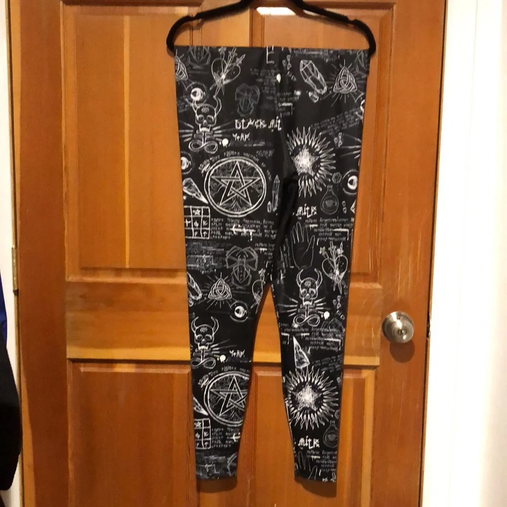 Blackmilk Black and White Graphic Leggings - Picture 4 of 4